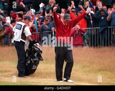 Justin Rose, der englische Amateur-Spieler auf der 18. Grün, feiert mit den Zuschauern nach Chipping in seinem letzten Schuss mit einem Ergebnis von 69 für den Tag, bei der Open Championship in Royal Birkdale, Southport, heute (Sonntag). Rose beendete mit insgesamt 282 für die vier Tage, um gemeinsame vierte mit vier anderen Spielern zu beenden. Foto Rebecca Naden /PA Stockfoto