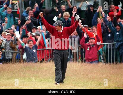 Justin Rose, der englische Amateurspieler beim 18. Green, feierte mit den Zuschauern, nachdem er in seinem letzten Schuss mit einem Ergebnis von 69 für den Tag bei der Open Championship in Royal Birkdale, Southport, heute (Sonntag) gechipt war. Rose beendete mit insgesamt 282 für die vier Tage, um den vierten Platz mit vier anderen Spielern zu erreichen. Foto Rebecca Naden /PA) Stockfoto