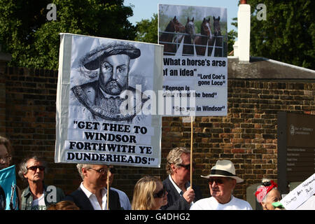 Reiten - 2011 Greenwich Eventing International - Tag 1 - Greenwich Park. Demonstranten halten Plakate vor dem Start der Veranstaltung Greenwich Eventing International im Greenwich Park, London. Stockfoto