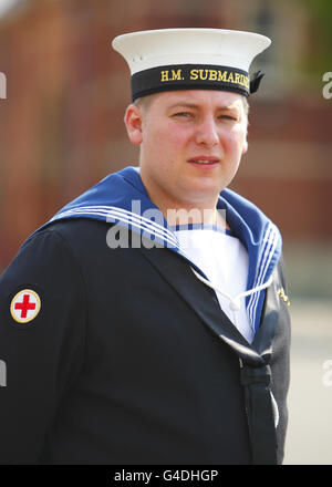 Der leitende medizinische Assistent der Royal Navy, Michael Lyons, kommt im Kriegszentrum des HMS Nelson Court auf dem Marinestützpunkt Portsmouth an, wo er wegen vorsätzlichen Ungehorsams angeklagen wird, nachdem er sich aus "moralischen Gründen" geweigert hat, nach Afghanistan zu entsenden. Stockfoto