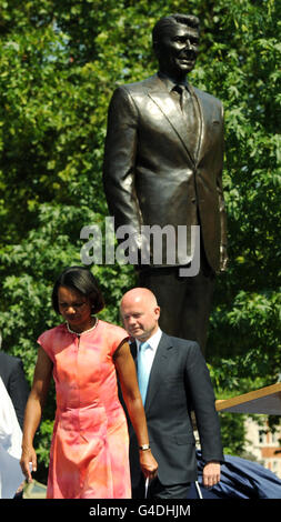 Die ehemalige US-Außenministerin Condoleezza Rice und Außenminister William Hague bei der Enthüllung einer Statue für den ehemaligen US-Präsidenten Ronald Reagan heute in London anlässlich seiner 100-jährigen Geburt. Stockfoto