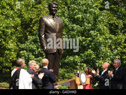 Die ehemalige US-Außenministerin Condoleezza Rice und Außenminister William Hague bei der Enthüllung einer Statue für den ehemaligen US-Präsidenten Ronald Reagan heute in London anlässlich seiner 100-jährigen Geburt. Stockfoto