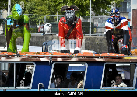 Auf den Passagierfähren sitzen lebensgroße Skulpturen von Gorillas, die am Hafen von Bristol vorbeifahren, um den 175. Geburtstag des Bristol Zoos zu feiern. 60 der handgemalten Primaten sind im Rahmen des Wow! Gorillas-Kunstpfad. Stockfoto