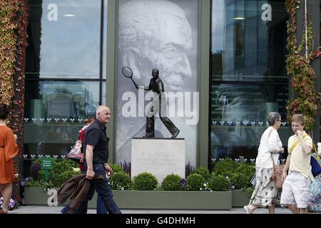 Tennis - Wimbledon Championships 2011 - Day Eleven - The All England Lawn Tennis and Croquet Club. Gesamtansicht der Fred Perry Statue in Wimbledon Stockfoto