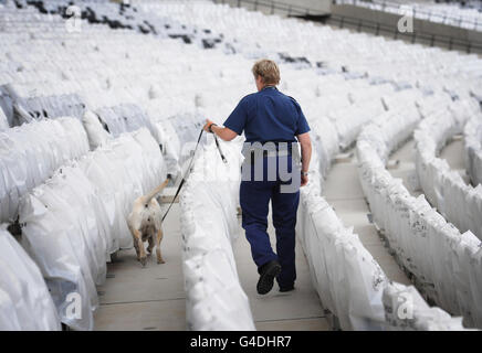 Polizeibeamte nehmen am Sonntag, den 19. Juni 2011, an einer Durchsuchungsübung im Olympiastadion in Stratford im Osten Londons Teil. Stockfoto