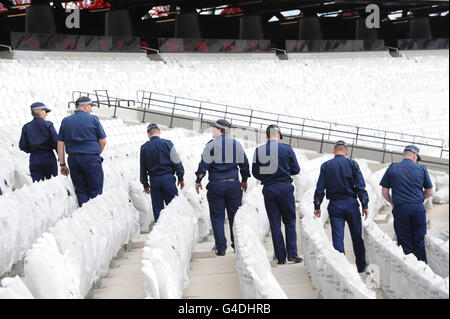 Polizei trainieren im Olympiastadion Stockfoto