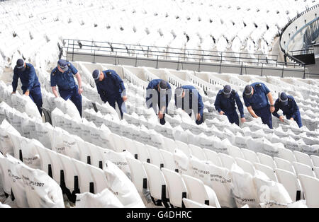 Polizeibeamte nehmen am Sonntag, den 19. Juni 2011, an einer Durchsuchungsübung im Olympiastadion in Stratford im Osten Londons Teil. Stockfoto