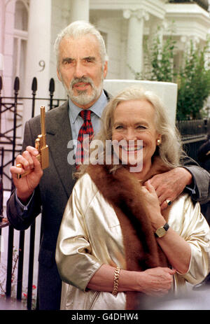 PA NEWS PHOTO 17/7/98 DER SCHAUSPIELER CHRISTOPHER LEE, DER DEN BÖSEWICHT SCARAMANGA IN 'THE MAN WITH THE GOLDEN GUN' SPIELTE, UND SHIRLEY EATON, DER JAMES BOND'S LOVER IN 'GOLDFINGER' SPIELTE, BESUCHTEN VOR DER BEVORSTEHENDEN ANLEIHENAUKTION (17/9/98) DEN CHRISTIE'S-VERKAUFSRAUM IM ZENTRUM VON LONDON. Stockfoto