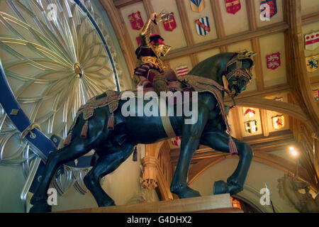 Gebäude und Sehenswürdigkeiten - restauriertes Windsor Castle - Burkshire. Saint George zu Pferd in der St. George's Hall im neu restaurierten Schloss Windsor. Stockfoto