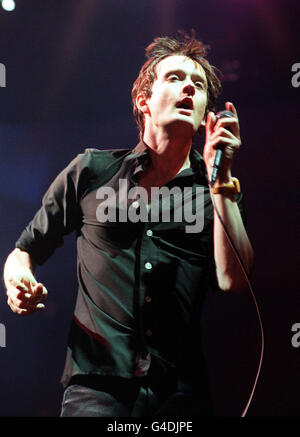 PA-NEWS 25.07.98 JARVIS COCKER, LEADSÄNGERIN DER BAND "BREI", FÜHRT AUF DER BÜHNE WÄHREND IHRER SCHLAGZEILE AUFTRITT BEIM KONZERT IN FINSBURY PARK. Stockfoto