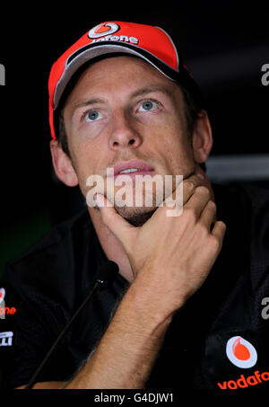 McLaren Mercedes-Fahrer Jenson Button beim Fahrerlager-Tag für den Formel 1 Santander British Grand Prix auf Silverstone Circuit, Northampton. Stockfoto