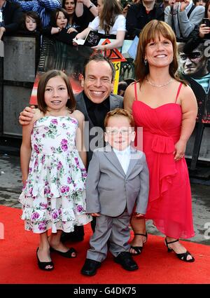 Warwick Davis mit Frau Samantha und Kindern Annabel und Harrison bei der Weltpremiere von Harry Potter und die Heiligtümer des Todes: Teil 2. Stockfoto