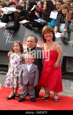 Warwick Davis mit Frau Samantha und Kindern Annabel und Harrison bei der Weltpremiere von Harry Potter und die Heiligtümer des Todes: Teil 2. Stockfoto