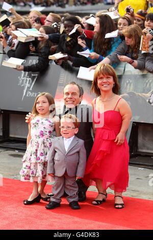 Warwick Davis mit Frau Samantha und Kindern Annabel und Harrison bei der Weltpremiere von Harry Potter und die Heiligtümer des Todes: Teil 2. Stockfoto