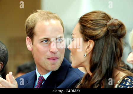 Der Duke of Cambridge betrachtet die Herzogin von Cambridge während einer Tanzshow von Teenagern bei einem Besuch im Inner City Arts Club in Los Angeles, Kalifornien, USA. Stockfoto