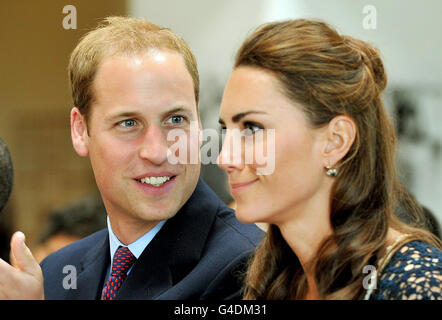 Der Duke of Cambridge betrachtet die Herzogin von Cambridge während einer Tanzshow von Teenagern bei einem Besuch im Inner City Arts Club in Los Angeles, Kalifornien, USA. Stockfoto