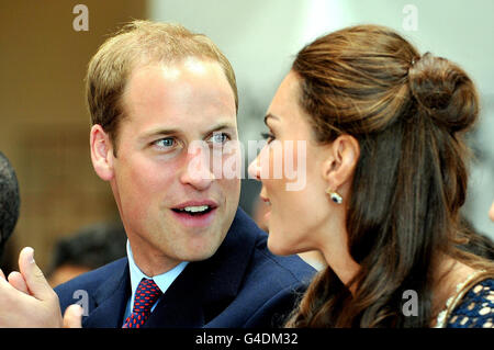 Der Duke of Cambridge betrachtet die Herzogin von Cambridge während einer Tanzshow von Teenagern bei einem Besuch im Inner City Arts Club in Los Angeles, Kalifornien, USA. Stockfoto