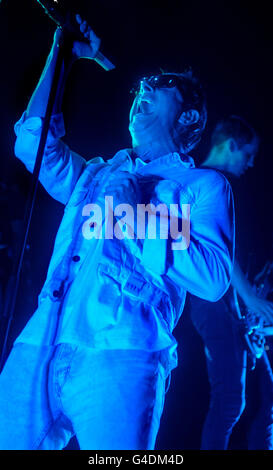 London iTunes Festival - Glasvegas. James Allan von Glasvegas tritt im Rahmen des iTunes Festivals auf der Bühne des Roundhouse in Nord-London auf. Stockfoto