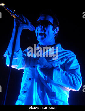 London iTunes Festival - Glasvegas. James Allan von Glasvegas tritt im Rahmen des iTunes Festivals auf der Bühne des Roundhouse in Nord-London auf. Stockfoto