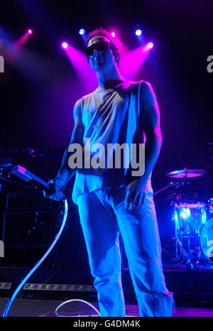 London iTunes Festival - Glasvegas. James Allan von Glasvegas tritt im Rahmen des iTunes Festivals auf der Bühne des Roundhouse in Nord-London auf. Stockfoto