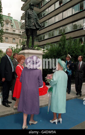 PA NEWS PHOTO 23/6/93 DIE KÖNIGIN MUTTER IN CARLTON GÄRTEN, WO SIE EINE STATUE DES GENERALS CHARLES DE GAULLE ENTHÜLLT. ADMIRAL PHILLIPE DE GAULLE (RECHTS) Stockfoto