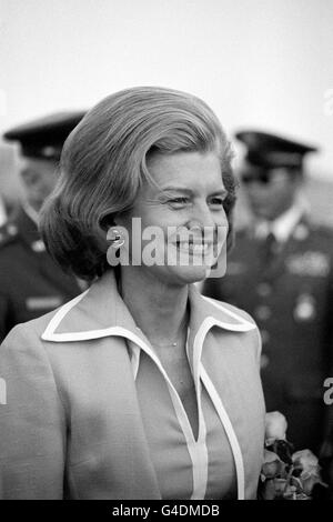 Betty Ford, Ehefrau des Präsidenten der Vereinigten Staaten von Amerika, Gerald Ford, auf dem US Air Force Base in Mildenhall. Stockfoto