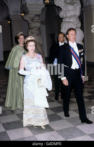 Königin Elisabeth II. (Vorne, links) und Prinz Philip, Herzog von Edinburgh (hinten, rechts), begleitet von Königin Margrethe von Dänemark und Prinz Henrik, als sie an einem Staatsbankett im Schloss Christiansborg in Kopenhagen teilnahmen Stockfoto