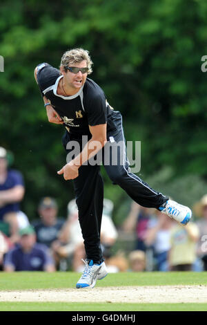 Cricket - Friends Life Twenty20 - North Group - Derbyshire Falcons / Warwickshire Bears - Highfield. Warwickshire bears' Ant Botha in Bowling-Action Stockfoto