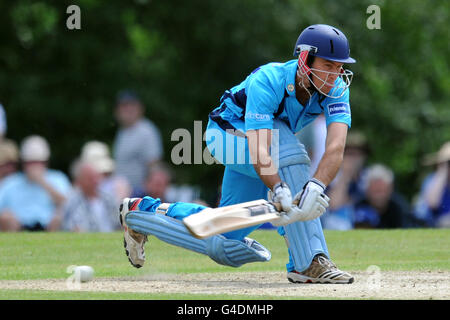 Cricket - Friends Life Twenty20 - North Group - Derbyshire Falcons / Warwickshire Bears - Highfield. Wayne Madsen von Derbyshire Falcons in der Schlagaktion Stockfoto