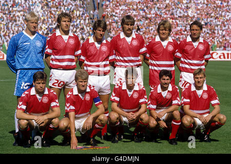 Dänische Teamgruppe. (Hintere Reihe, l-r) Peter Schmeichel, Kim Vilfort, Michael Laudrup, Ivan Nielsen, Soren Lerby, Preben Elkjaer. (Erste Reihe, l-r) John Sivebaek, Morten Olsen Flemming Povlsen, Jan Heintze, Lars Olsen Stockfoto