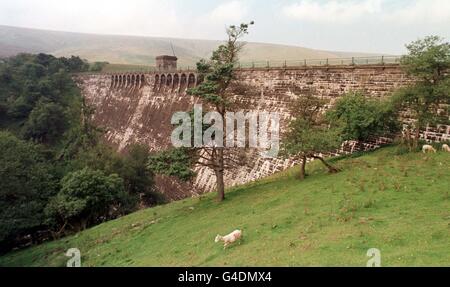 Ein Blick auf den Damm am Grywne Fawr-Stausee, den Prinz Harry am vergangenen Wochenende (2. August) abseilte. Der Buckingham Palace begann heute (Sonntag) mit einer Untersuchung der Sicherheitsaspekte der Abenteuertour im Afon Honddu-Tal in den Black Mountains. Prinz Harrys Solo-Spaziergang die steile Wand des 156 m hohen Staudamms hinunter wurde von einem Urlauber mit der Kamera festgehalten und in einer Sonntagszeitung veröffentlicht. Foto von Barry Batchelor/PA. Siehe PA Story ROYAL Harry Stockfoto