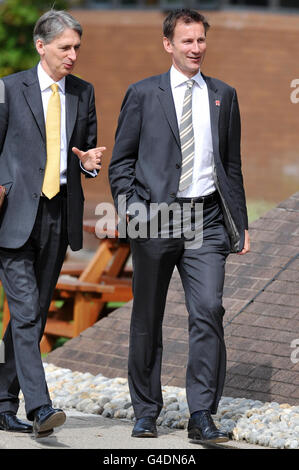 Verkehrssekretär Philip Hammond (links) und Kultursekretär Jeremy Hunt (rechts) kommen zu einer Kabinettssitzung in der Royal Mint in Llantrisant, Südwales. Stockfoto