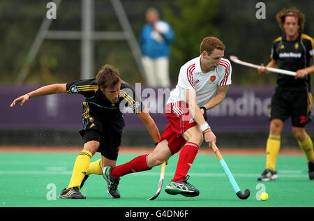 Der Engländer Jonty Clarke im Einsatz gegen den belgischen Elliot Van Strydonck während ihres Spiels beim London Cup 2011, das auf dem University of Westminster Quintin Hogg Memorial Sports Ground in London ausgetragen wurde Stockfoto