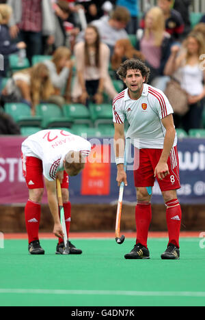 Der Engländer Simon Mantell steht niedergeschlagen, nachdem er 4-2 gegen Belgien verloren hatte, nachdem er im London Cup 2011 am University of Westminster Quintin Hogg Memorial Sports Ground in London ausgetragen wurde Stockfoto