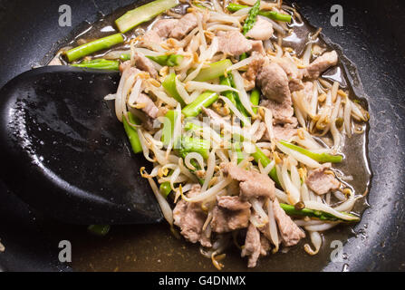 Schweinefleisch gebraten, Sojasprossen und Spargel Stockfoto