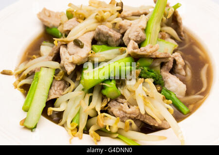 Schweinefleisch gebraten, Sojasprossen und Spargel Stockfoto