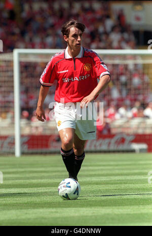 DIESES BILD KANN NUR IM RAHMEN EINER REDAKTIONELLEN FUNKTION VERWENDET WERDEN. PA NACHRICHT 08.09.98 MANCHESTER UNITED IST GARY NEVILLE IN AKTION WÄHREND DER 1998 FA CHARITY SHIELD FUßBALLSPIEL ZWISCHEN ARSENAL UND MANCHESTER UNITED IM WEMBLEY-STADION. ARSENAL GEWANN DAS SPIEL 3: 0. Stockfoto