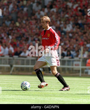 DIESES BILD KANN NUR IM RAHMEN EINER REDAKTIONELLEN FUNKTION VERWENDET WERDEN. PA NACHRICHT 08.09.98 MANCHESTER UNITED IST DAVID BECKHAM IN AKTION WÄHREND DER 1998 FA CHARITY SHIELD FUßBALLSPIEL ZWISCHEN ARSENAL UND MANCHESTER UNITED IM WEMBLEY-STADION. ARSENAL GEWANN DAS SPIEL 3: 0. Stockfoto