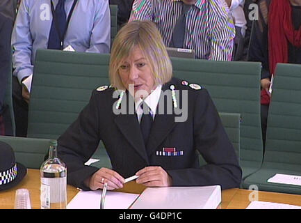 Sara Thornton, die Chefin der Polizei von Thames Valley, gibt einem Innenausschuss des Unterhauses in Westminster, London, Beweise. Stockfoto