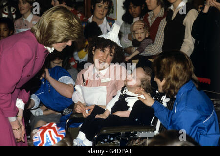 Die Prinzessin von Wales hält an, um mit einem jungen Patienten im Great Ormond Street Hospital in London zu sprechen. Stockfoto