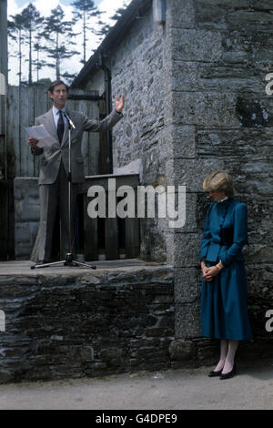 Die Prinzessin von Wales hört zu, wie der Prinz von Wales während einer Rede auf der Restormel Farm, Lostwithiel, Cornwall, gestikuliert. Stockfoto