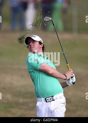 Der nordirische Rory McIlroy schlägt in Runde zwei der Open Championship 2011 im Royal St George's, Sandwich, aus dem Rough. Stockfoto