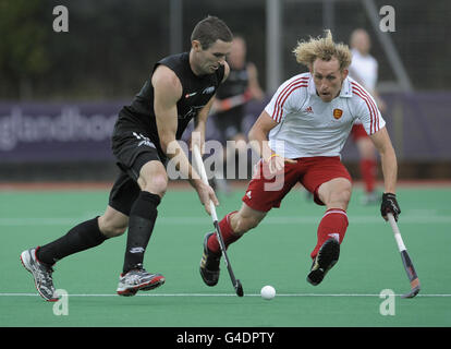 Der englische Richard Alexander fordert die neuseeländischen Phillip Burrows während des London Cup-Spiels im Quintin Hogg Recreation Ground, Chiswick, heraus. Stockfoto