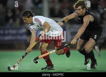 Der englische Iain MacKay wird während des London Cup-Spiels im Quintin Hogg Recreation Ground, Chiswick, vom Neuseeländer Andrew Hayward herausgefordert. Stockfoto