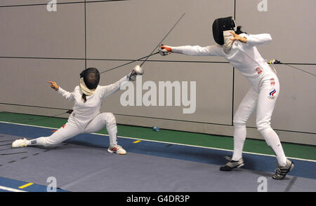 Die Schweizer Tiffany Geroudet (links) im Einsatz gegen die russische Lubov Shutova beim Women's Espee-Event am vierten Tag der Europameisterschaft und der Rollstuhleuropameisterschaft am Englischen Institut für Sport, Sheffield. Stockfoto