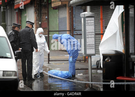 Die Polizei nahm an dem Ort Teil, an dem ein tödlicher Messer in Burnt Oak im Norden Londons verübt wurde. Stockfoto