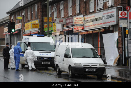 Die Polizei nahm an dem Ort Teil, an dem ein tödlicher Messer in Burnt Oak im Norden Londons verübt wurde. Stockfoto