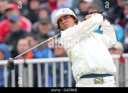 Rickie Fowler der USA schlägt sich in der dritten Runde der Open Championship 2011 bei Royal St George's, Sandwich, am ersten Loch ab. Stockfoto