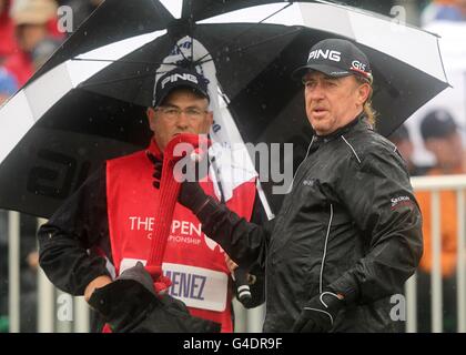 Spaniens Miguel Angel Jimenez (rechts) während der Open Championship 2011 im Royal St George's, Sandwich Stockfoto