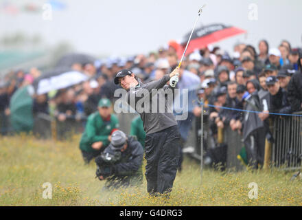 Golf - The Open Championship 2011 - Tag drei - Royal St George's. Der nordirische Rory McIlroy im rauen Bereich auf dem 1. Loch Stockfoto